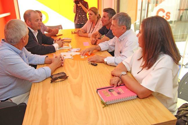 Los regantes trasladan a Cs la importancia de agilizar el trasvase al Condado