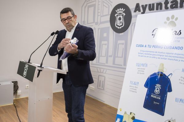 El Ayuntamiento de Huelva distribuye botellas para diluir los orines de los perros con agua y vinagre