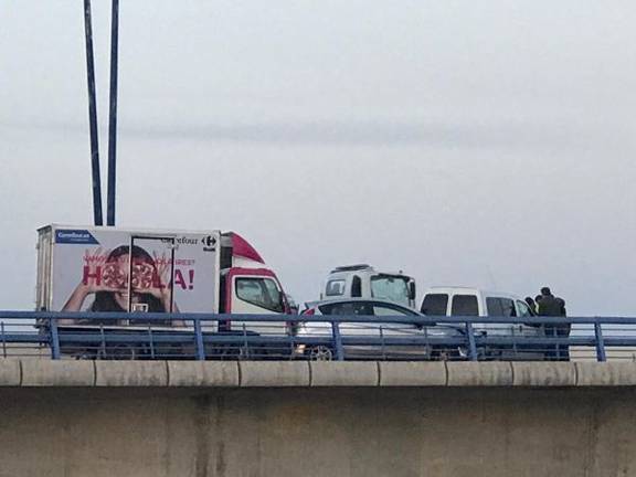 Dos accidentes simultáneos sobre el puente del Odiel provocan 4 heridos y una hora de retenciones