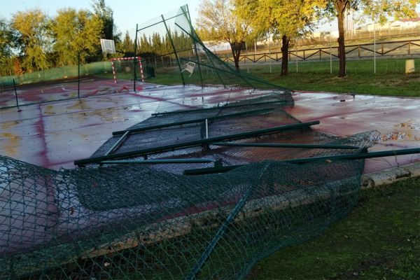 Fuertes rachas de viento dejan destrozos en el polideportivo de San Juan del Puerto