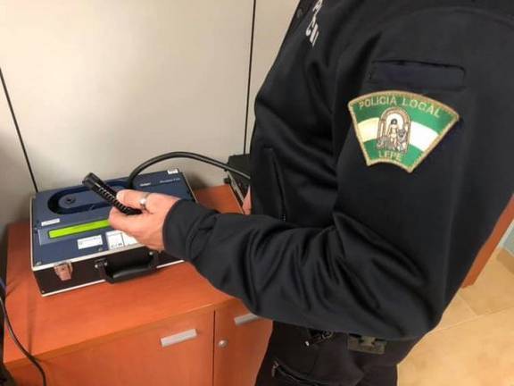 Conduce ebrio y sin carné de madrugada por las calles de Lepe