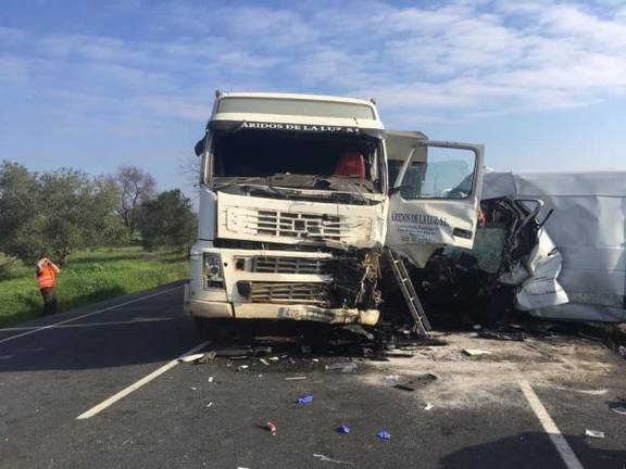 Fallecido el conductor de una furgoneta al chocarse con un camión en Niebla