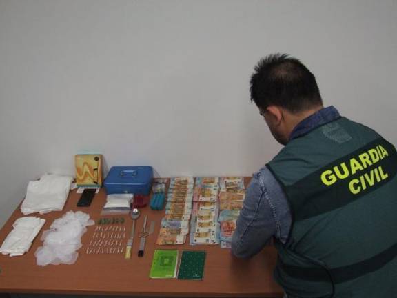 Detenida una vecina de Santa Olalla de 60 años por vender droga en su casa y colaborar con un grupo criminal