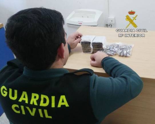Pillado por la Guardia Civil al tirar a la carretera una bolsa con 29 bellotas de hachís