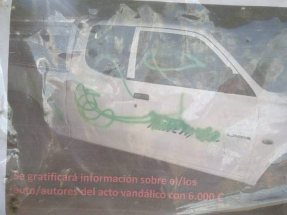 Ofrecen 6.000 euros de recompensa por delatar a autores de pintadas en coches de Transportes Mineti