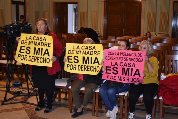 Protesta en el pleno al negar la vivienda a cuatro mujeres del ‘Casa por casa’ de Santa Lucía