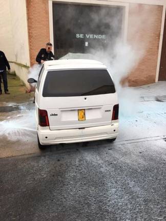 Un coche se calcina al comenzar a arder por dentro en Lepe