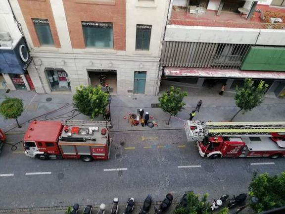 Un fuego en una tienda de la calle Plus Ultra pone en alerta a los vecinos del centro