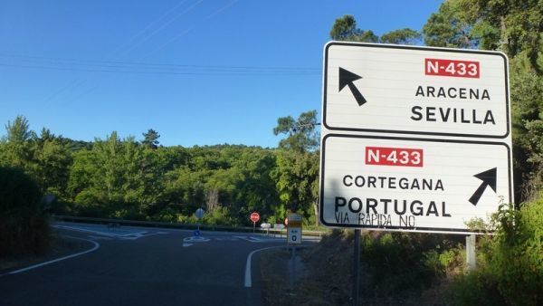 Dos heridos tras caer un trailer por un puente tras colisionar con otro camión