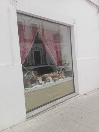 Asaltan a plena luz del día y a punta de navaja una panadería en Aracena