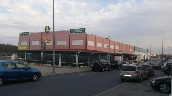 Una banda de encapuchados asalta en cinco minutos la sede del Grupo León en La Palma del Condado