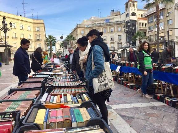 Libros y CDs para financiar un centro de refugiados en Atenas