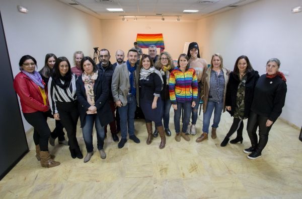 Familiares de transexuales y profesionales abordan la realidad social del colectivo