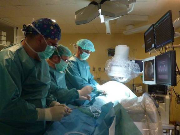 El Hospital Juan Ramón Jiménez implanta los primeros marcapasos sin cables a pacientes onubenses