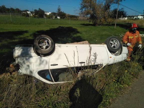 Bomberos intervienen en el vuelco de un coche tras salirse de la N-431 en Ayamonte