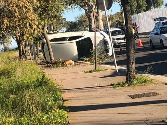 Herido un joven de 18 años al salirse su coche de la carretera y chocar con un árbol en el Conquero