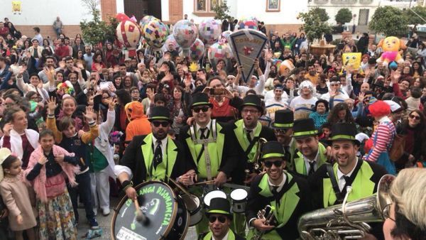 Disfraces y piñatas en un fin de semana de Carnaval en Rociana