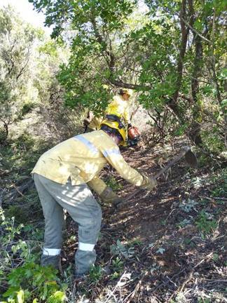 Las pendientes del terreno dificultan el control de las llamas en Santa Ana