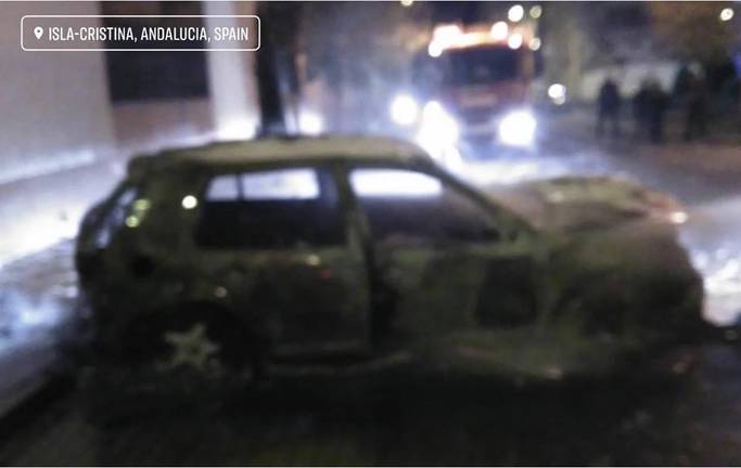 Una persona, herida con quemaduras tras explotar e incendiarse un vehículo en Isla Cristina