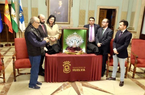 Presentan una nueva corona para la Virgen de La Soledad