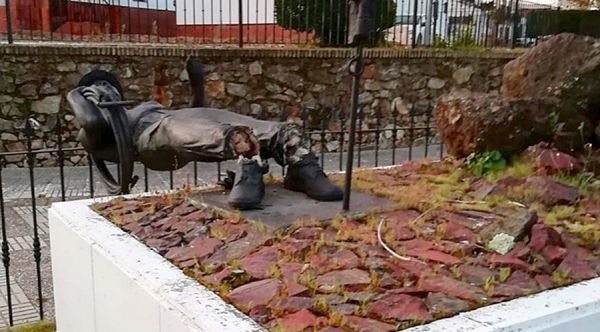 Denuncian que la estatua del minero de Tharsis estaba en mal estado y no fue un acto vandálico