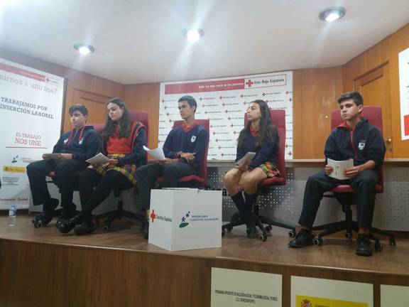 Alumnado del Colegio Montessori y Cruz Roja Huelva se alían por la igualdad publicando una guía