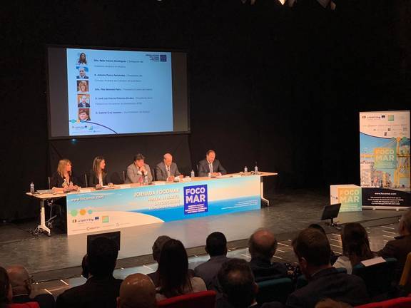 Un centenar de empresas se reúnen para fomentar el comercio marítimo