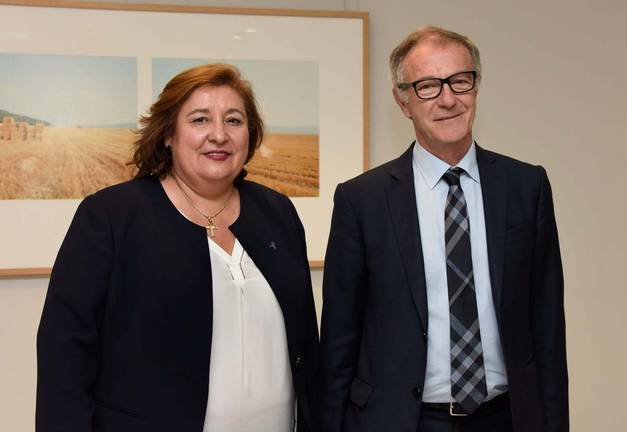El ministro de Cultura se compromete a rehabilitar una de las torres del castillo de Niebla