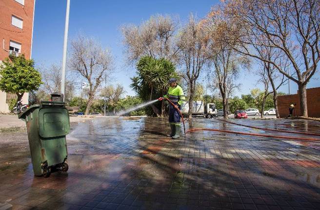 El plan de limpieza alcanza a una veintena de barriadas