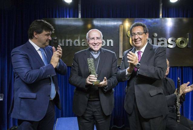El Obispo José Vilaplana recibe el I Premio Gota a Gota de la Fundación Cajasol