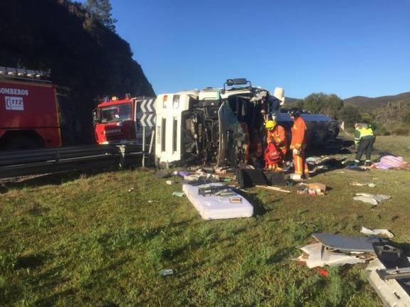 Aparatoso accidente de un camión cisterna de leche en la N-435 a la altura de La Nava