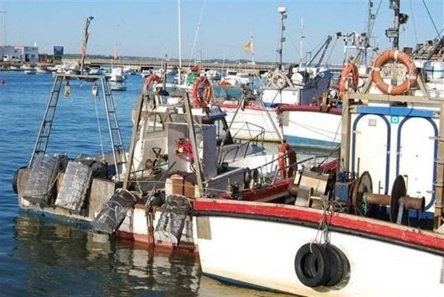 El temporal de viento obliga a la flota de Huelva a quedarse amarrada a puerto