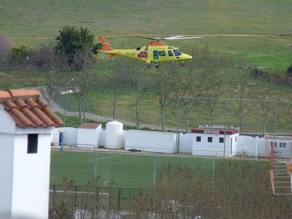 Evacuan en helicóptero a un ciclista que sufrió un accidente en Niebla