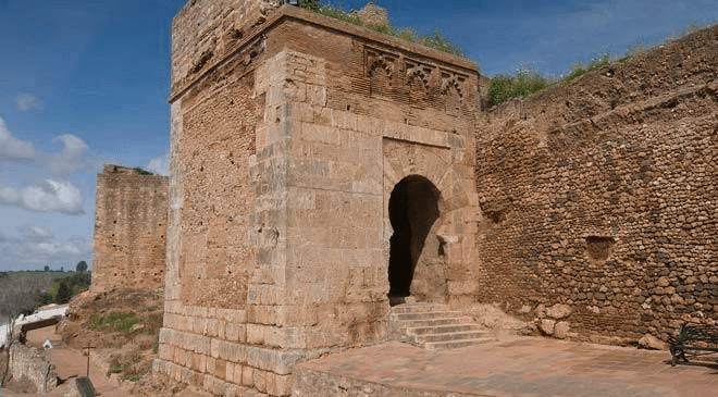 La Consejería de Cultura rehabilitará la Puerta del Agua y los lienzos de la muralla de Niebla