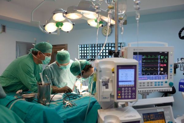 La Junta mejorará los contratos a 401 profesionales sanitarios en Huelva