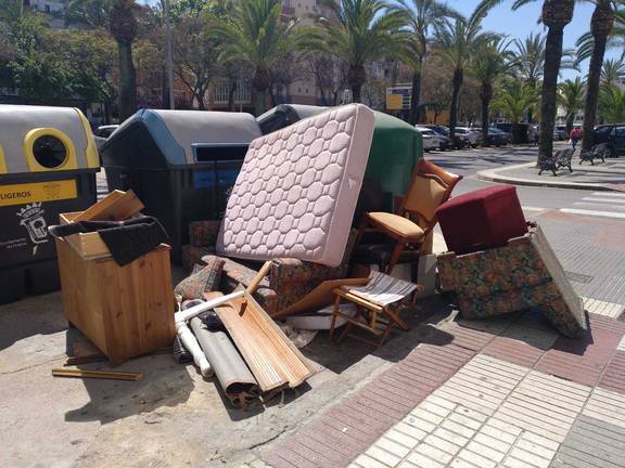 Tirar la casa por la ventana en mitad de la calle