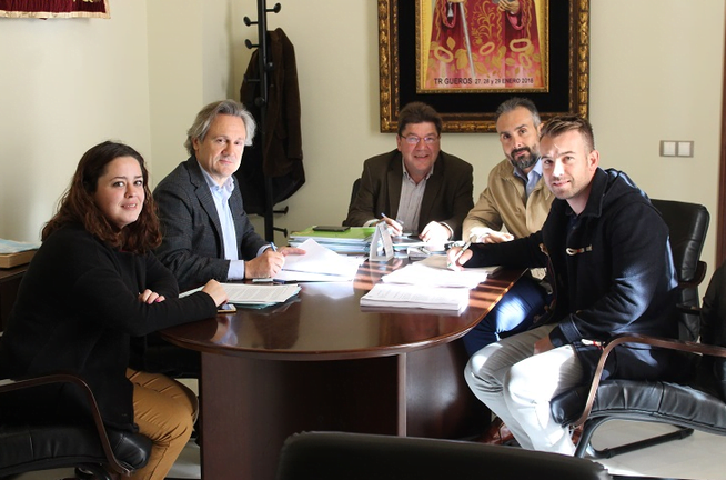 Trigueros formaliza el contrato de restauración del Colegio Jesuita de Santa Catalina
