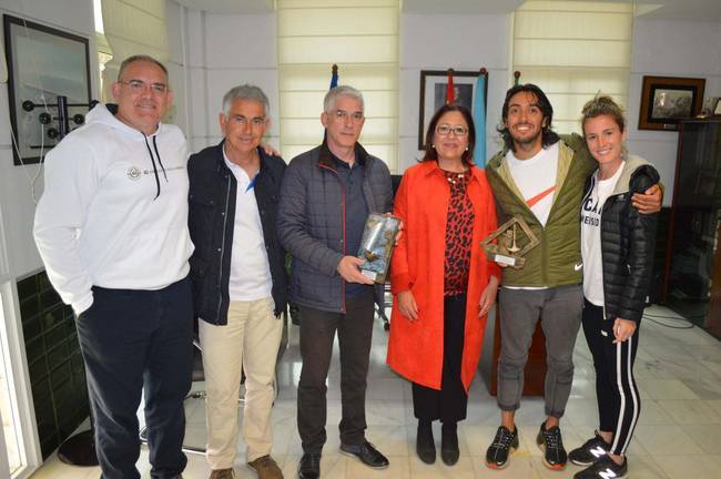 La alcaldesa de Punta Umbría recibe a Fernando Carro y a la AA Moratalaz