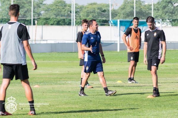 El interesante ‘uno x uno’ de Salmerón con los jugadores del Recreativo