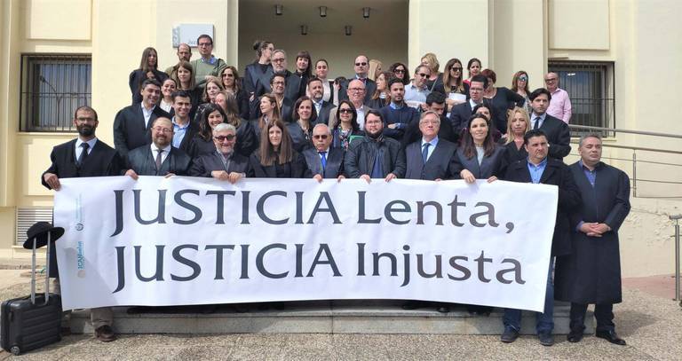 Jueces, abogados y procuradores protestan contra el colapso de los juzgados de Ayamonte