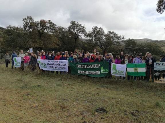 Senderistas, ciclistas, ecologistas y asociaciones culturales se movilizan contra los caminos usurpados