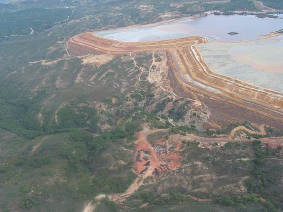 Ecologistas advierte que la mina no dispone ya ni de AAU ni de autorización minera para funcionar