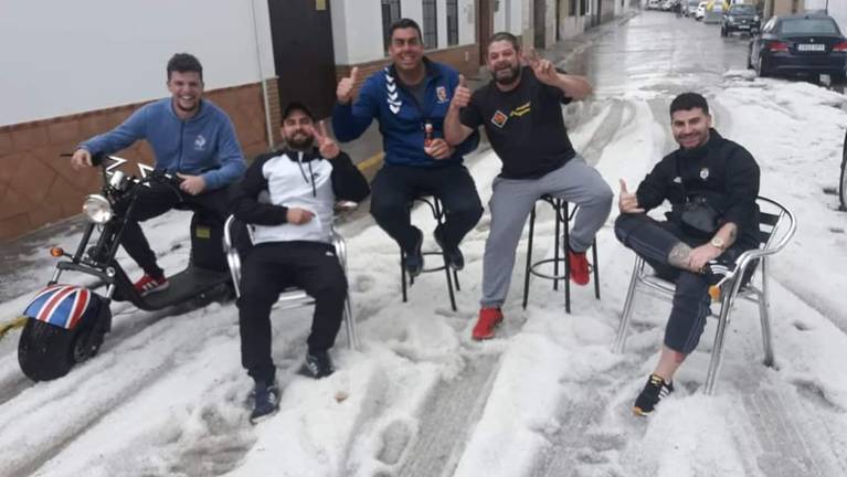 Una granizada con nieve sorprende en Beas durante 20 minutos