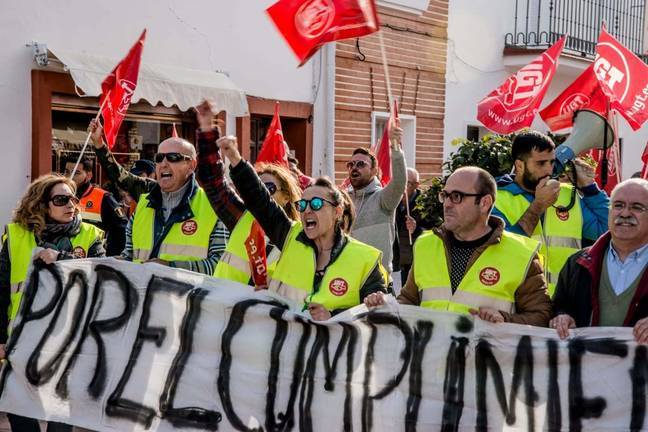 Riotinto Fruit alerta de que podría despedir a los huelguistas y reclamarles las pérdidas
