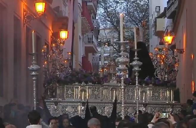 Misericordia, Buena Muerte y Los Judíos salvan el Jueves Santo en la calle