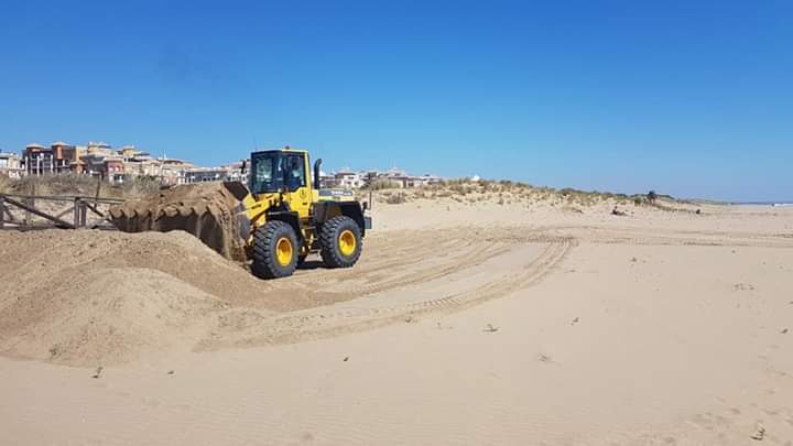 Los ayuntamientos ponen a punto las playas para Semana Santa