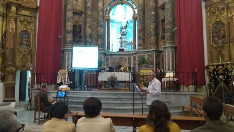 ‘Chamizo’ publica un nuevo libro sobre la historia arochena y la Semana Santa