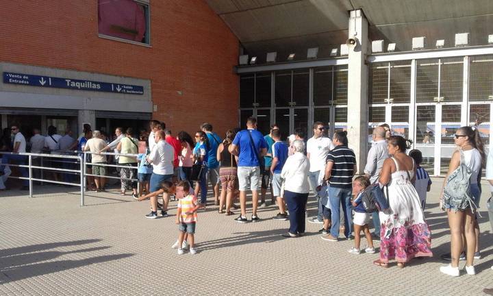 Cruz Roja intercambia alimentos por entradas para el Recre-Villanovense