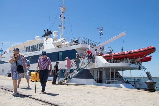 El megayate Harmony V atraca en el Muelle de Levante