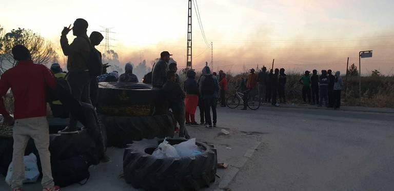 Gran despliegue de medios por el incendio de un poblado chabolista junto a un polígono en Palos